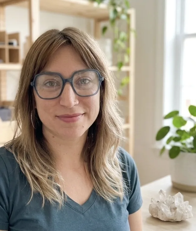 Carole Ambicq, fondatrice de Blossôm, souriante dans un intérieur clair et rangé